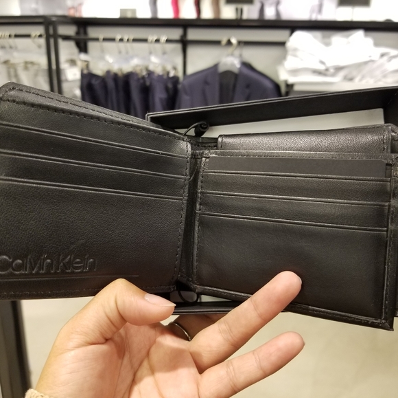 CK Matte saffiano leather bifold wallet - Picture 2 of 3